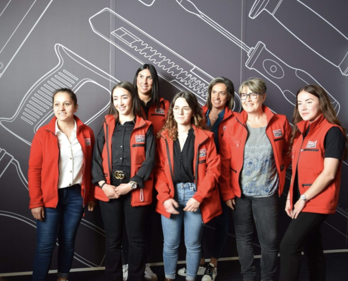 Une équipe de femmes chez Brico Dépôt.