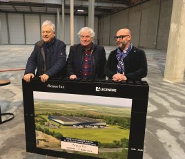 De g. à dr. : Michel Guéguen et Jean-Guy Le Floch (DG et PDG d’Amor-Lux) et Olivier Roualec (DG du groupe Legendre) ont posé la première pierre de la nouvelle plateforme du confectionneur breton.