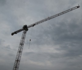 Chantier logement ciel gris