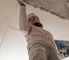 Apprenti maçon sur un chantier.