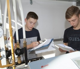 Apprentis au centre des Compagnons du Devoir à Auxerre.