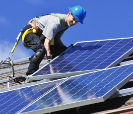 Panneaux solaires photovoltaïques toitures maisons autoconsommation.