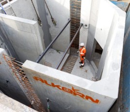 Chantier avec de la préfabrication en béton.