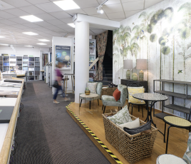 Ambiance et zones d'inspiration dans un showroom d'un négoce en produits de décoration et de finitions.