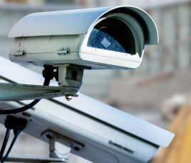 Vols sur les chantiers dans le BTP : installation d'une caméra de surveillance.