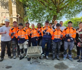 Élèves du CFA de Brétigny-sur-Orge (Essonne), partenaire de L'École des Bâtisseurs créée par Point.P (enseigne du groupe Saint-Gobain).