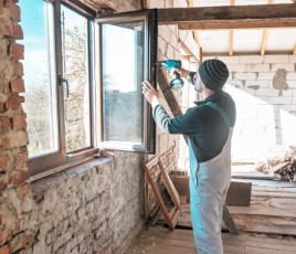 Installation de fenêtres dans le cadre d'une réhabilitation d'une maison individuelle.