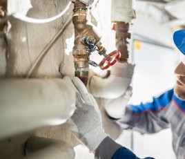 Intervention sur des canalisation de chauffage dans un bâtiment tertiaire.²