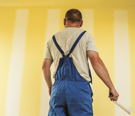 Peintre intervenant sur un chantier de rénovation.
