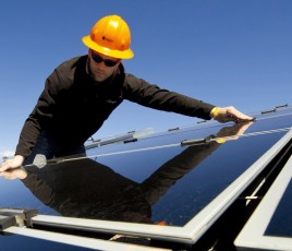 Installation de panneaux solaires en toiture d'une maison individuelle (autoconsommation solaire).