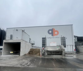 La nouvelle centrale à béton prêt-à-l'emploi (BPE) inauguré en juin 2025 par Quéguiner Béton (filiale du groupe breton Quéguiner).