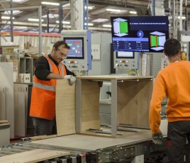 Opérateurs sur une ligne d'assemblage de meubles en bois - Usine Lapeyre.