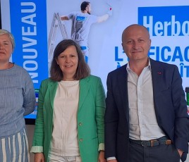Alexandre Gonin, président d'Akzonobel France, accompagné d’Aline d’Harcourt, directrice du réseau Sikkens Solutions (à gauche) et Inès Colin de Verdière, directrice marketing peintures décoratives France.