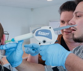 Prise d'empreintes audivitives (EPI) dans le laboratoire d'essais de Cotral Lab : une entreprise de Condé-en-Normandie (Calvados).