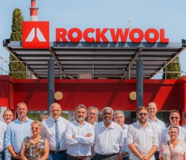 Personnel Rockwool devant le logo Rockwool.