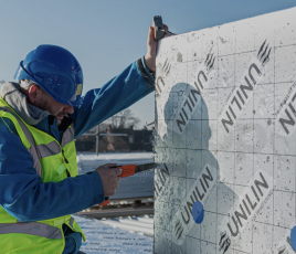 Pose de panneaux isolants en PIR d'Unilin Insulation.
