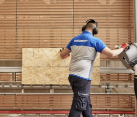 Centre d'usinage du bois dans un magasin Castorama en France (groupe Kingfihser).