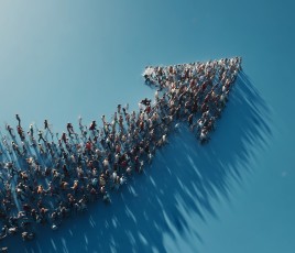 Foule de jeunes dirigeant.e.s avec une flèche.