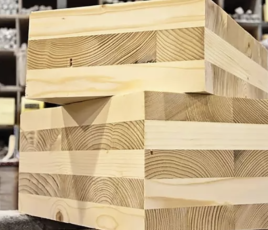 Bois lamellé-croisé (CLT) sur une ligne d'assemblage.