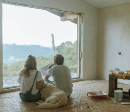 rénovation travaux maison couple avec chien