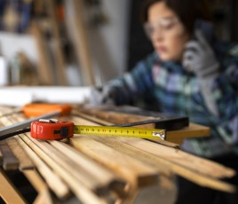 Jeune femme faisant du bricolage dans un atelier.