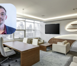 Salon bureau avec incrustation du portrait de Léo Perez, expert en éclairage travaillant chez Clareo