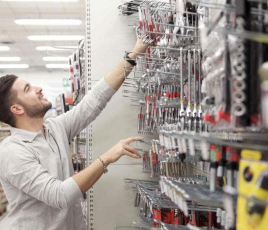 Mise en rayon de références d'outillage à main dans un négoce Quofi.