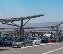 Ombrières photovoltaïques sur le parking d'un magasin de bricolage.