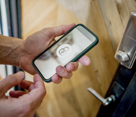 Porte d'entrée d'une habitation dotée d'un système connecté.