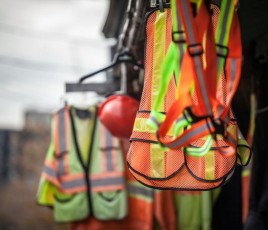 EPI et vestes haute-visibilité sur un chantier.