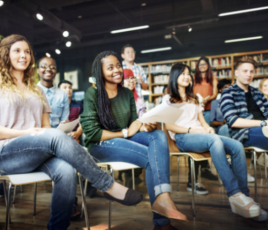 Étudiants en classe de cours à l'université.