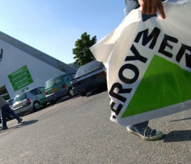 Clients devant une grande surface de bricolage Leroy Merlin (groupe Adeo)