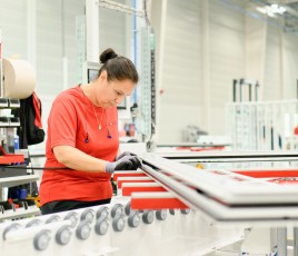 Fabrication de fenêtres en aluminium bas carbone dans une usine K.Line (groupe Liébot, Vendée).