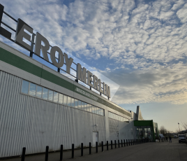 Façade d'un magasin Leroy Merlin (groupe Adeo) avant l'ouverture du matin.