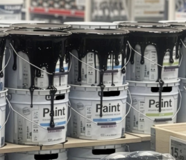 Pots de peinture dans une agence de négoce Décoration.