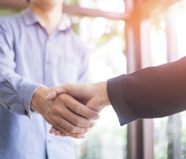 Poignée de main entre deux artisans du BTP.