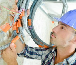 Électricien intervenant sur un chantier de rénovation énergétique.