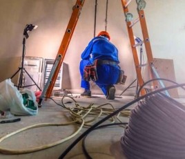 Travaux de rénovation dans un logement par un électricien.