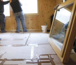 Dépose et repose de fenêtres dans un logement en rénovation.