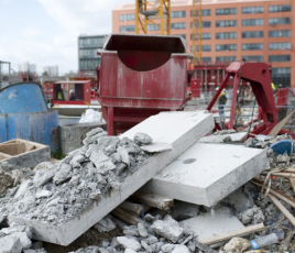 Déchets de matériaux de construction sur un chantier d'Ile-de-France.