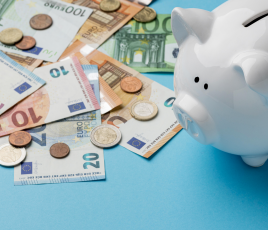 Tirelire cochon et billets en euros.