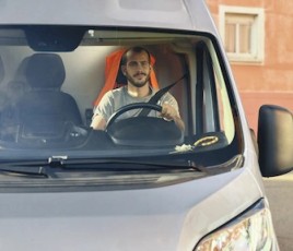 Artisans au volant d'un VUL.