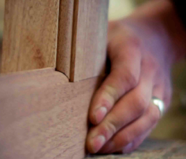 Travail sur une menuiserie en bois dans un atelier de menuiserie.