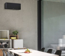 Pompe à chaleur air air module intérieur noir dans un salon de maison