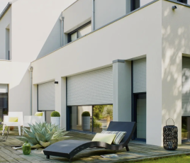 Maison contemporaine équipée de volets roulants électriques de la marque Atlantem (groupe Hérige).