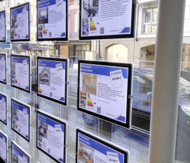 Annonces dans une agence immobilière.