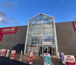 Façade d'un point de vente Lapeyre en région parisienne.