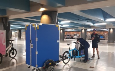 Triporteurs électriques logoté Rexel - Parking Marché-Gare, Lyon