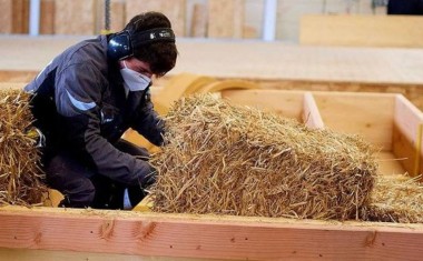 Production de bottes de paille isolantes.