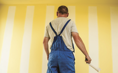 Peintre intervenant sur un chantier de rénovation.